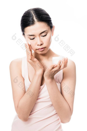 女人应用面部保湿霜奶油敏感的皮肤
