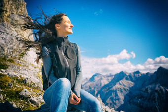 女人山徒步旅行休息头发吹风