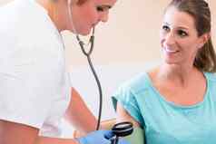 护士测量血压力女人