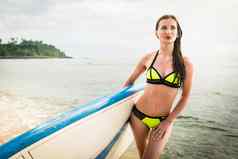 女人冲浪板手臂热带海洋