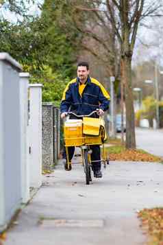 邮递员骑货物自行车携带邮件