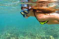 女人潜水浮潜海洋