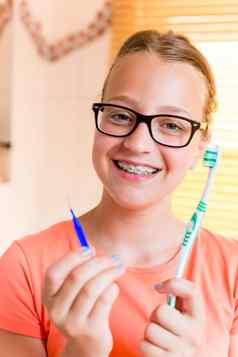 少年女孩牙科牙套刷牙牙齿