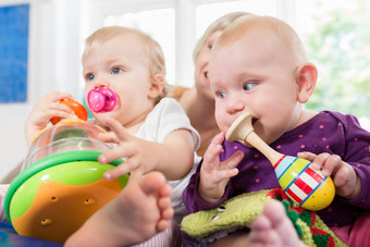 婴儿奶嘴蹒跚学步的集团玩玩具