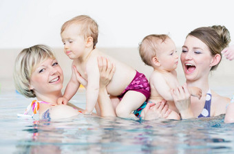 母亲孩子们有趣的婴儿游泳教训