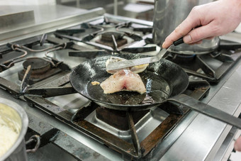 烹饪老板餐厅煎鲤鱼鱼锅炉子