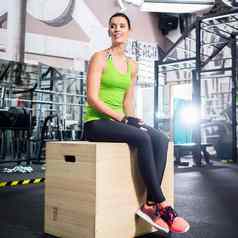 女人坐着盒子功能培训健身房