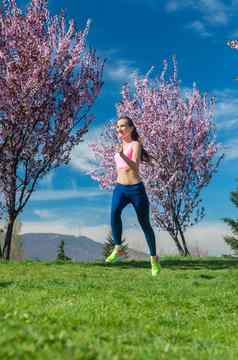 女人春天运行慢跑体育运动