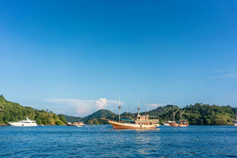 航行船停泊海岸阳光明媚的一天夏天印尼