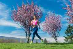 女人春天运行慢跑体育运动
