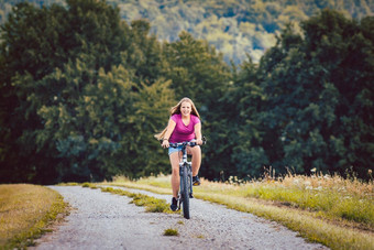 女孩自行车骑自行车污垢路径夏天