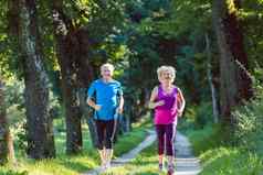 活跃的老年人健康的生活方式微笑慢跑