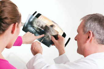 牙医解释x射线病人