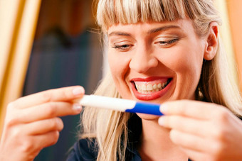 女人怀孕测试快乐