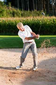 高级高尔夫球球员沙子陷阱