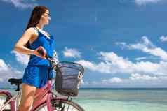 女人旅游骑自行车海滩假期