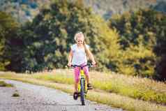 女孩自行车骑自行车污垢路径夏天