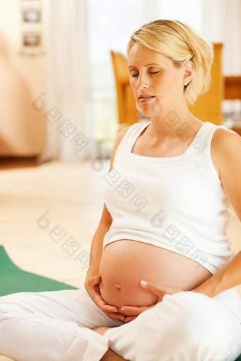 怀孕了女人怀孕瑜伽