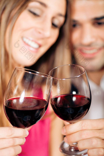 夫妇喝红色的酒无比的眼镜