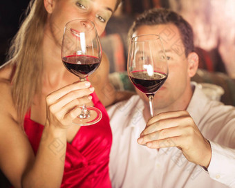 夫妇品尝红色的酒地窖winetasting