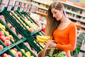 女人购买水果杂货店商店超市