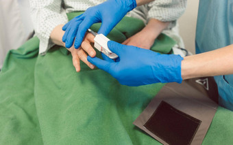 护士连接病人监控设备医院房间