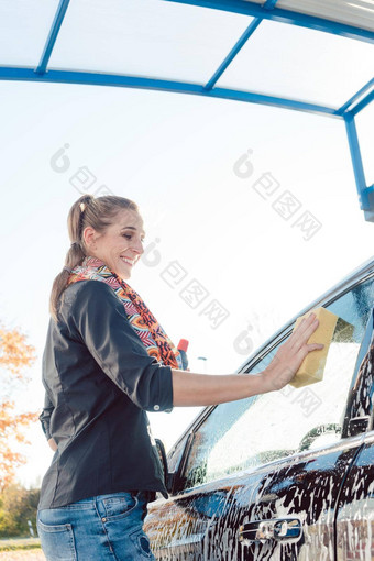 女人发泡车