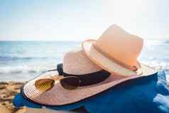 太阳帽子眼镜海滩水