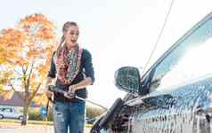 女人清洁车辆自助服务车洗