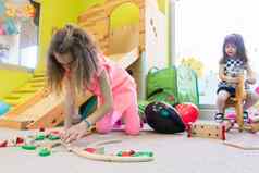 可爱的女孩建筑结构平衡游戏时间幼儿园