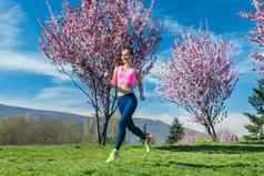 女人体育运动运行山开花樱桃树
