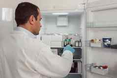 实验室技术员存储血样品冰箱