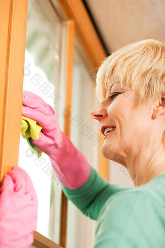 家庭主妇清洁窗户橡胶手套