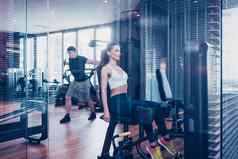 女人健身健身房坐着外展机锻炼