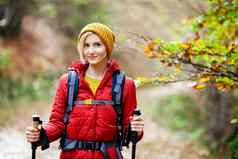 徒步旅行女孩波兰人背包小道相机旅行健康的生活方式在户外秋天季节