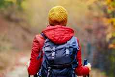 徒步旅行女孩波兰人背包小道Backview旅行健康的生活方式在户外秋天季节