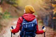 徒步旅行女孩波兰人背包小道Backview旅行健康的生活方式在户外秋天季节