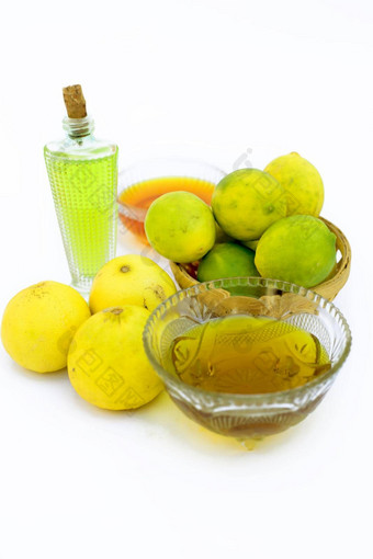 柠檬头发增长面具孤立的白色柠檬汁混合蜂蜜橄榄石油玻璃碗整个生成分