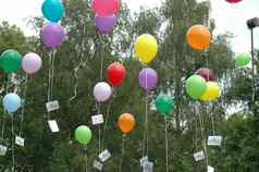 大集团彩色的气球不断上升的天空聚会，派对节日