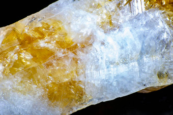 宏拍摄自然<strong>岩石标本</strong>生水晶黄水晶黄色的石英宝石巴西闪闪发光的黄金背景