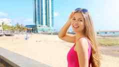 旅行欧洲夏天假期女孩享受暗礁兰斯洛特金丝雀岛屿太阳度假女人微笑太阳镜头