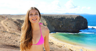 微笑少年女孩假期playa游船上海滩兰斯洛特快乐美丽的年轻的女人西班牙语假期金丝雀岛屿