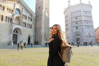 年轻的旅游背包客参观帕尔马城市意大利春天时间帕尔马城市意大利资本文化