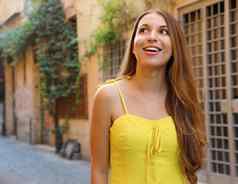 肖像美丽的女孩长头发黄色的夏天衣服走trastevere社区罗马意大利