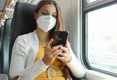 放松女人断续器脸面具聪明的电话应用程序火车乘客保护面具旅行坐着业务类发短信移动电话旅行安全公共运输