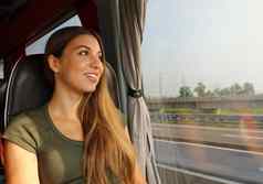 运输概念年轻的旅行者女人公共汽车火车窗口
