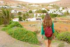 回来视图旅行者背包客女人走Fuerteventura通路betancuria小殖民小镇西班牙