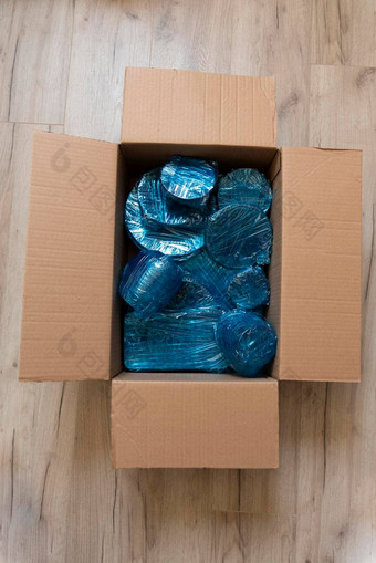 玻璃器皿包装蓝色的包装尼龙底纸板盒子玻璃器皿包装盒子前视图平躺复制空间