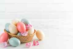 关闭色彩斑斓的复活节鸡蛋篮子粉红色的李子花