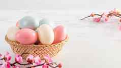 关闭色彩斑斓的复活节鸡蛋篮子粉红色的李子花